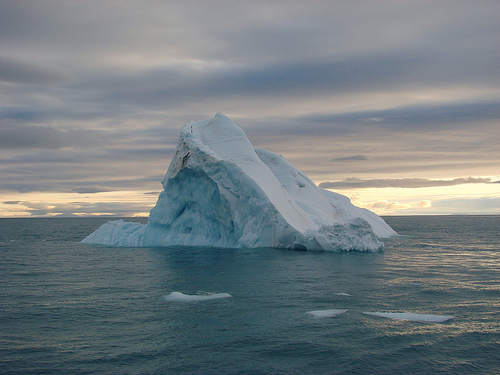 Iceberg en aguas de Svalbard (Noruega) CRUCEROS EXPLORACION SVALBARD CRUCEROS NORTE EUROPA CRUCEROS SPITSBERGEN CRUCEROS NORUEGA DESCONOCIDA ICEBERG